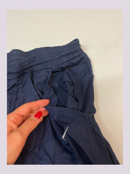 Entdecke unsere Vintage Track Pants von Nike und anderen Marken, erhältlich bei Valuxery.de - Dein Shop für trendige Vintage - Kleidung. Unsere Track Pants sind aus hochwertigen Materialien und