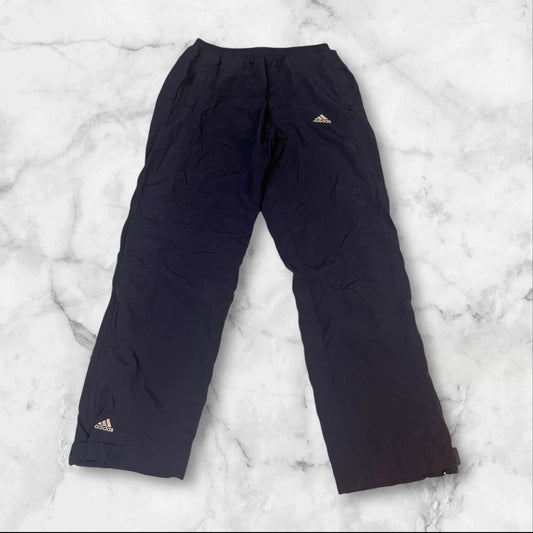 Entdecke unsere Vintage Track Pants von Nike und anderen Marken, erhältlich bei Valuxery.de - Dein Shop für trendige Vintage - Kleidung. Unsere Track Pants sind aus hochwertigen Materialien und
