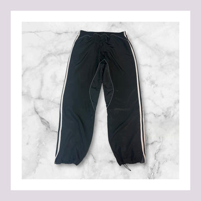 Entdecke unsere Vintage Track Pants von Nike und anderen Marken, erhältlich bei Valuxery.de - Dein Shop für trendige Vintage - Kleidung. Unsere Track Pants sind aus hochwertigen Materialien und
