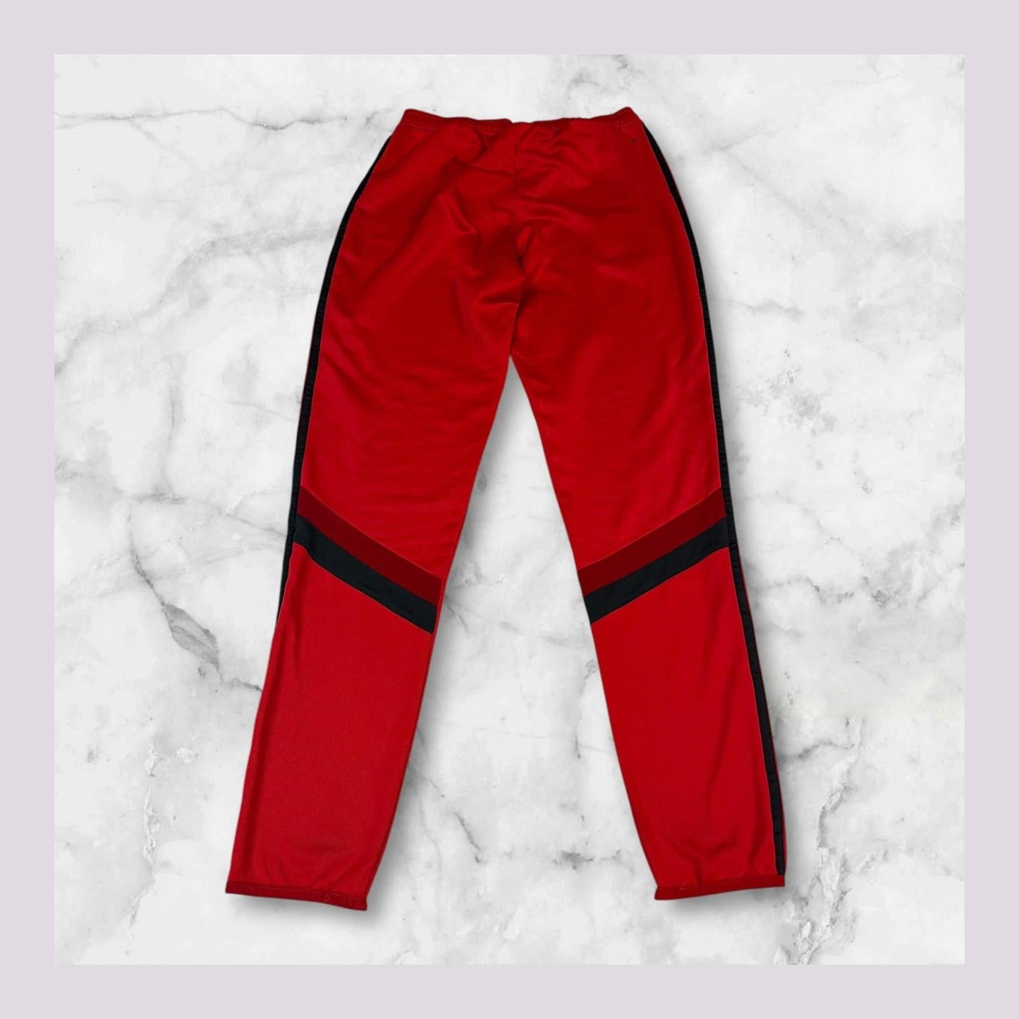 Entdecke unsere Vintage Track Pants von Nike und anderen Marken, erhältlich bei Valuxery.de - Dein Shop für trendige Vintage - Kleidung. Unsere Track Pants sind aus hochwertigen Materialien und