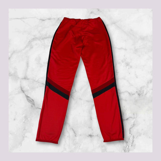 Entdecke unsere Vintage Track Pants von Nike und anderen Marken, erhältlich bei Valuxery.de - Dein Shop für trendige Vintage - Kleidung. Unsere Track Pants sind aus hochwertigen Materialien und