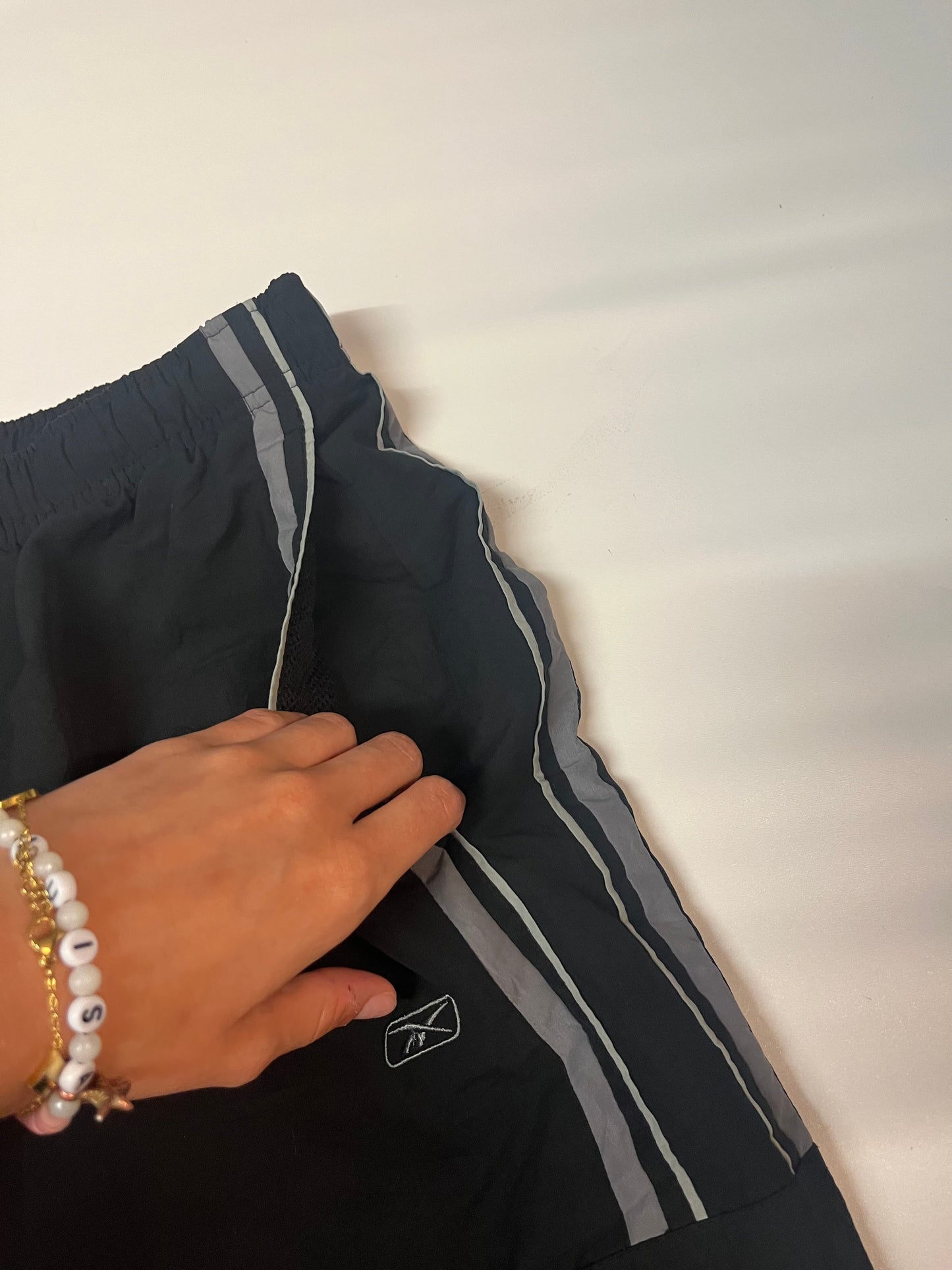 Entdecke unsere Vintage Track Pants von Nike und anderen Marken, erhältlich bei Valuxery.de - Dein Shop für trendige Vintage - Kleidung. Unsere Track Pants sind aus hochwertigen Materialien und