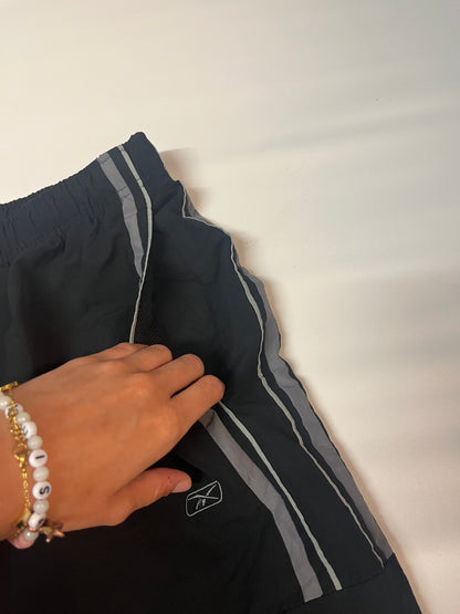 Entdecke unsere Vintage Track Pants von Nike und anderen Marken, erhältlich bei Valuxery.de - Dein Shop für trendige Vintage - Kleidung. Unsere Track Pants sind aus hochwertigen Materialien und