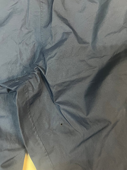 Entdecke unsere Vintage Track Pants von Nike und anderen Marken, erhältlich bei Valuxery.de - Dein Shop für trendige Vintage - Kleidung. Unsere Track Pants sind aus hochwertigen Materialien und