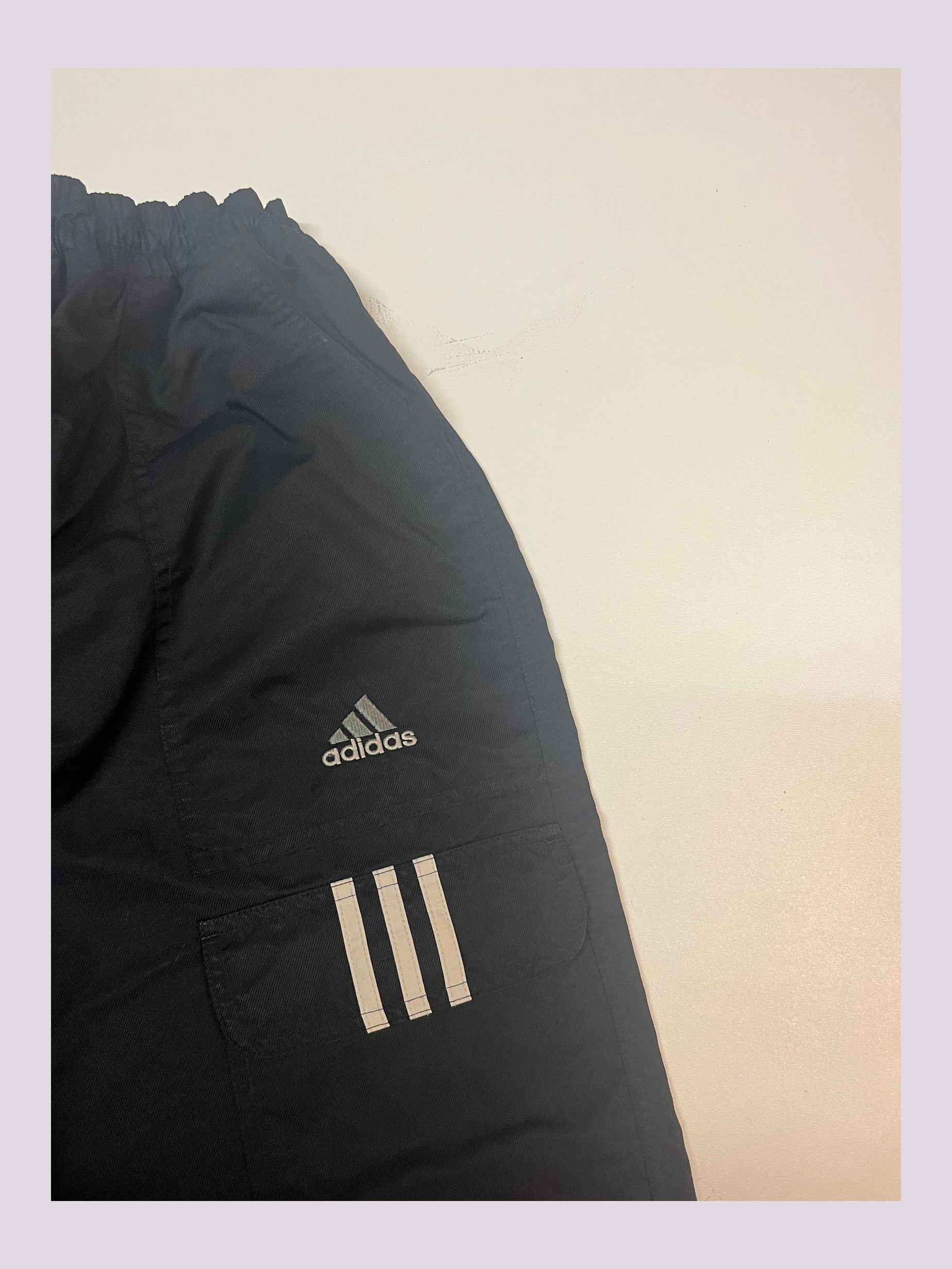 Entdecke unsere Vintage Track Pants von Nike und anderen Marken, erhältlich bei Valuxery.de - Dein Shop für trendige Vintage - Kleidung. Unsere Track Pants sind aus hochwertigen Materialien und