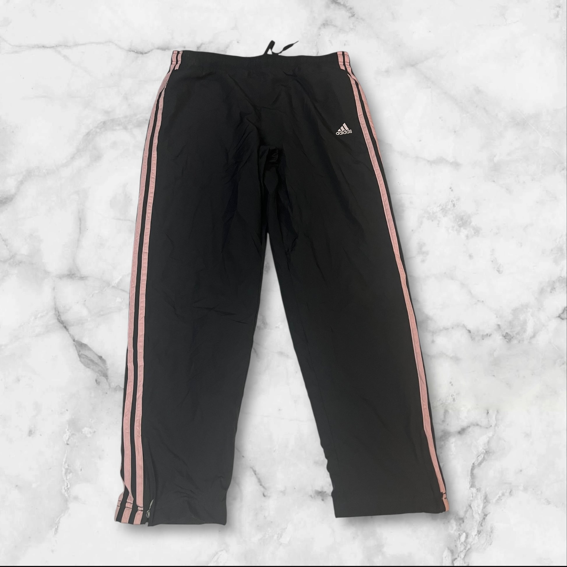 Entdecke unsere Vintage Track Pants von Nike und anderen Marken, erhältlich bei Valuxery.de - Dein Shop für trendige Vintage - Kleidung. Unsere Track Pants sind aus hochwertigen Materialien und