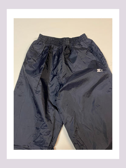 Entdecke unsere Vintage Track Pants von Nike und anderen Marken, erhältlich bei Valuxery.de - Dein Shop für trendige Vintage - Kleidung. Unsere Track Pants sind aus hochwertigen Materialien und