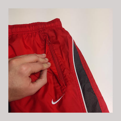 Entdecke unsere Vintage Track Pants von Nike und anderen Marken, erhältlich bei Valuxery.de - Dein Shop für trendige Vintage - Kleidung. Unsere Track Pants sind aus hochwertigen Materialien und