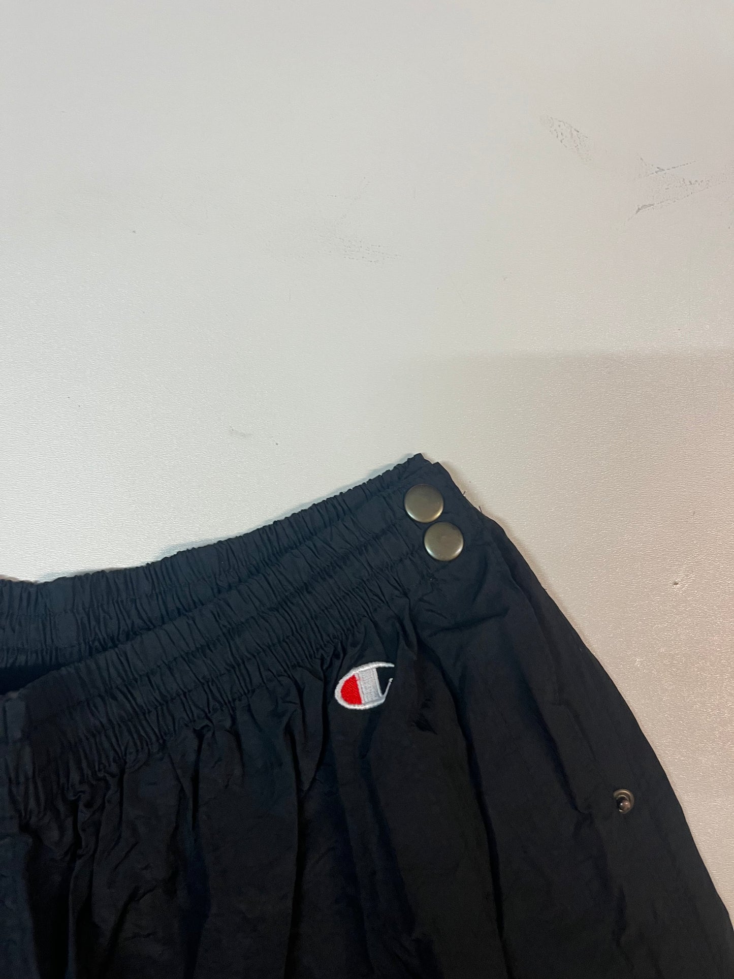 Entdecke unsere Vintage Track Pants von Nike und anderen Marken, erhältlich bei Valuxery.de - Dein Shop für trendige Vintage - Kleidung. Unsere Track Pants sind aus hochwertigen Materialien und