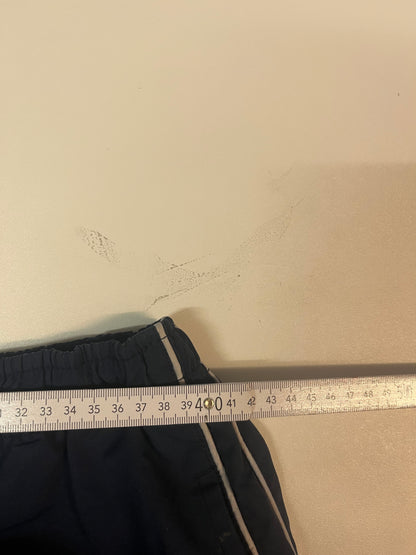 Entdecke unsere Vintage Track Pants von Nike und anderen Marken, erhältlich bei Valuxery.de - Dein Shop für trendige Vintage - Kleidung. Unsere Track Pants sind aus hochwertigen Materialien und