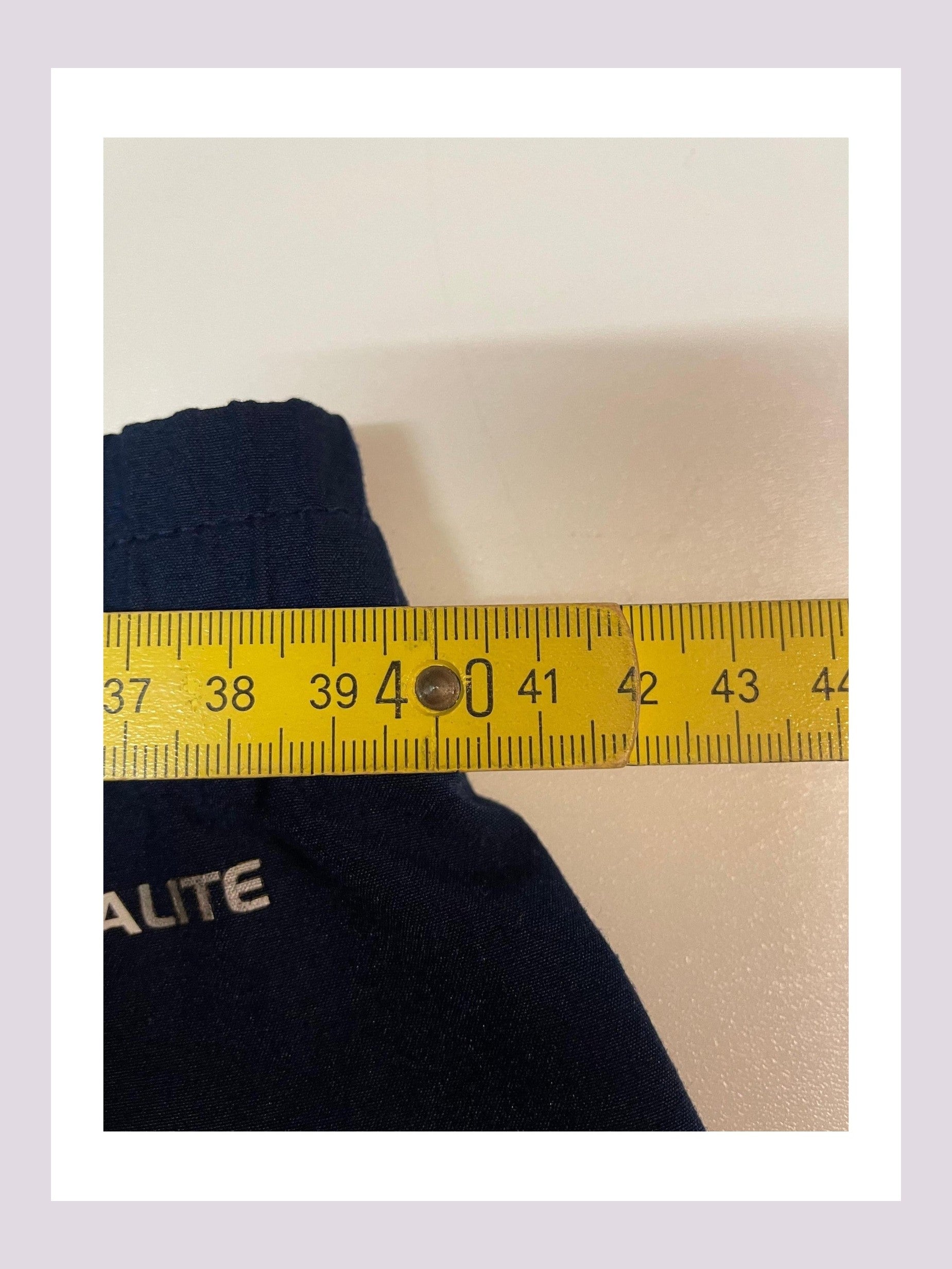 Entdecke unsere Vintage Track Pants von Nike und anderen Marken, erhältlich bei Valuxery.de - Dein Shop für trendige Vintage - Kleidung. Unsere Track Pants sind aus hochwertigen Materialien und