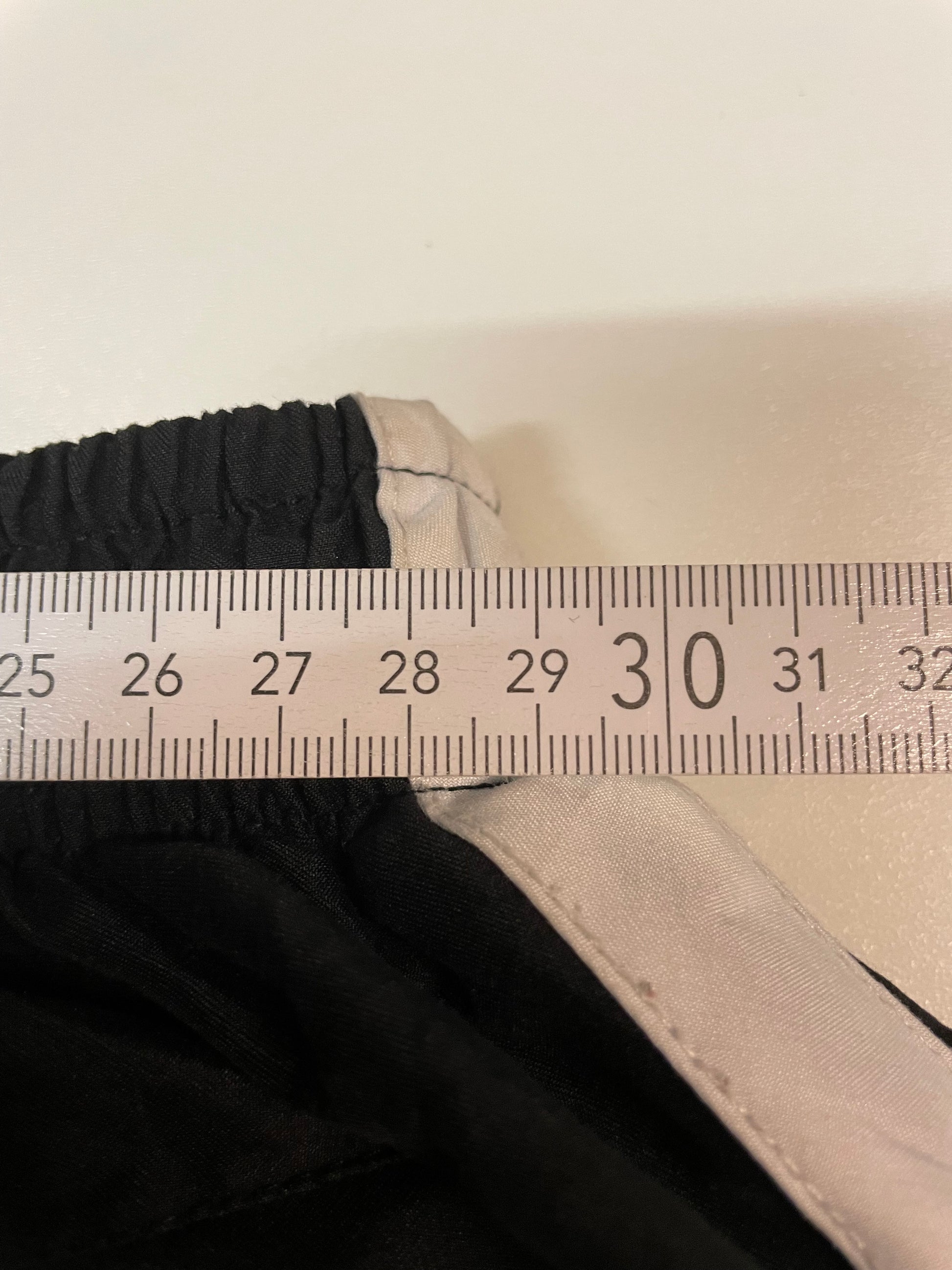 Entdecke unsere Vintage Track Pants von Nike und anderen Marken, erhältlich bei Valuxery.de - Dein Shop für trendige Vintage - Kleidung. Unsere Track Pants sind aus hochwertigen Materialien und