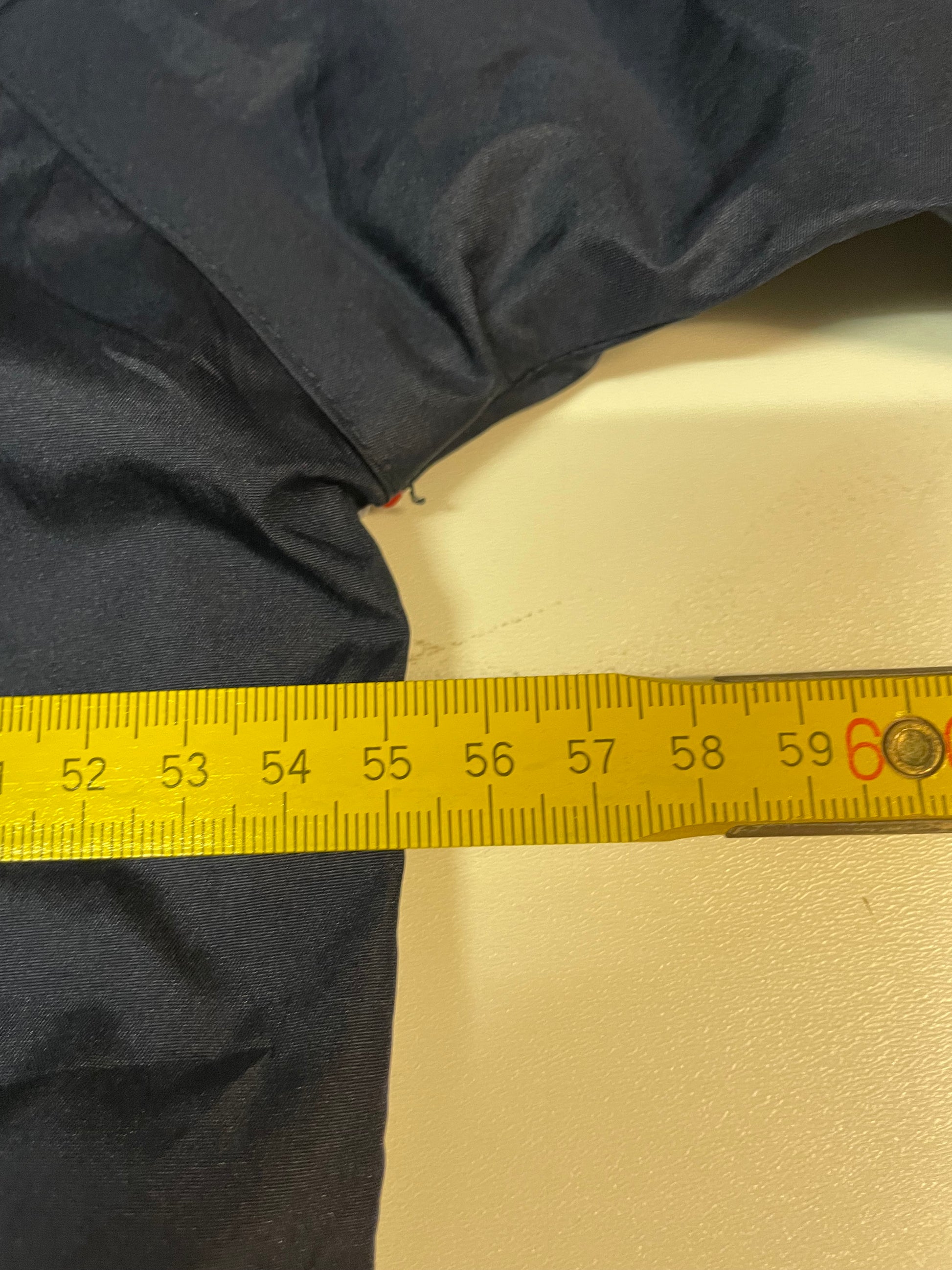 Entdecke unsere Vintage Track Pants von Nike und anderen Marken, erhältlich bei Valuxery.de - Dein Shop für trendige Vintage - Kleidung. Unsere Track Pants sind aus hochwertigen Materialien und