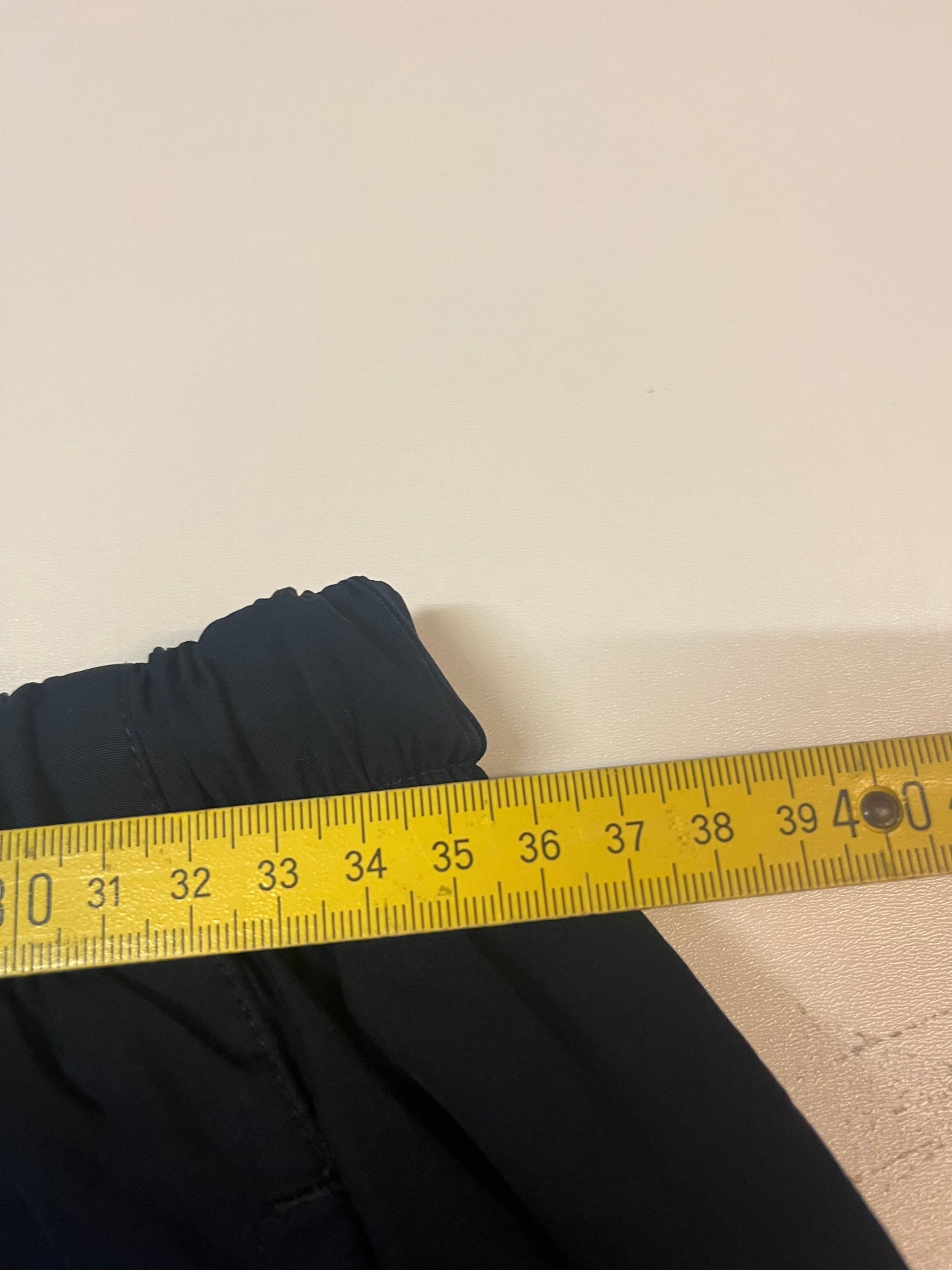 Entdecke unsere Vintage Track Pants von Nike und anderen Marken, erhältlich bei Valuxery.de - Dein Shop für trendige Vintage - Kleidung. Unsere Track Pants sind aus hochwertigen Materialien und