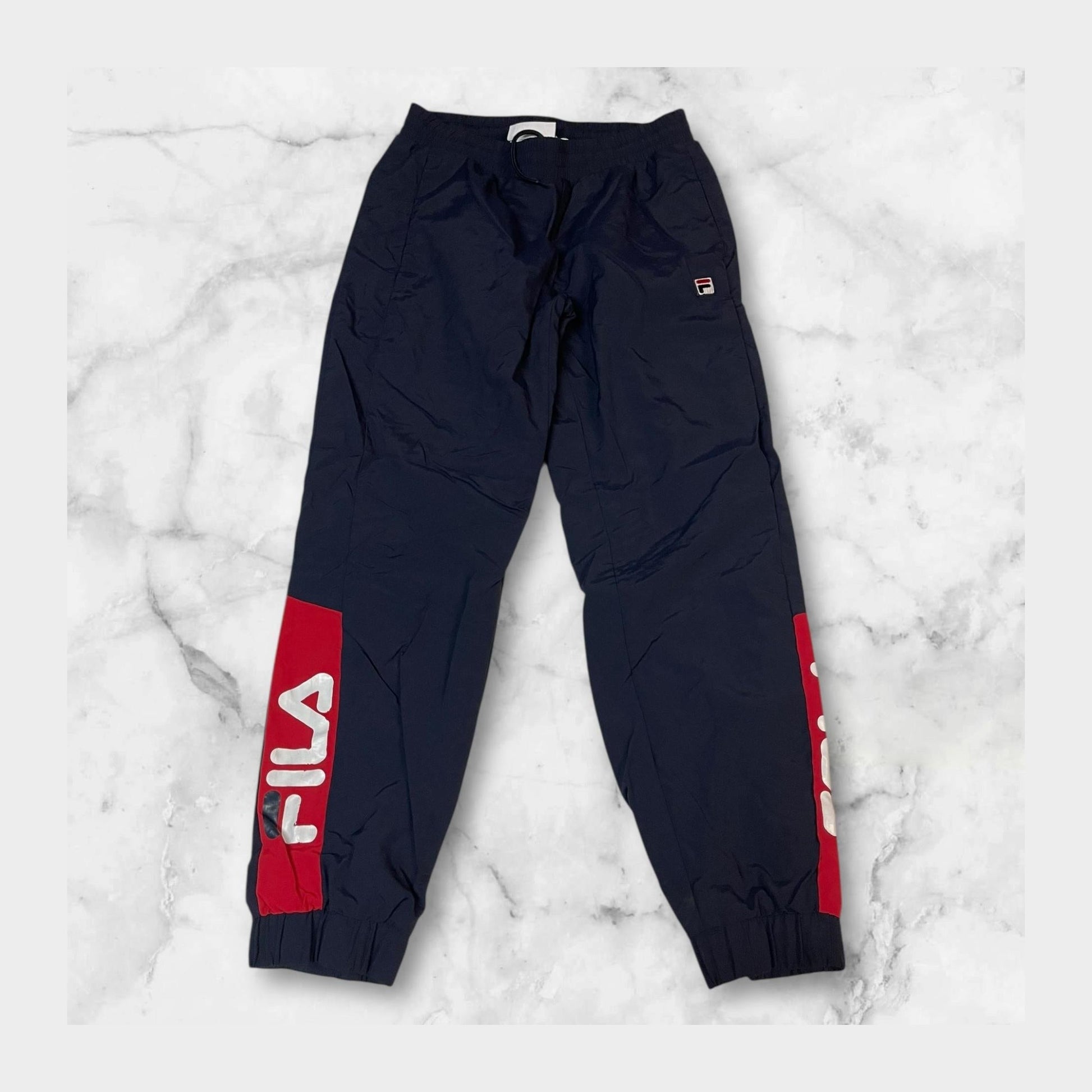 Entdecke unsere Vintage Track Pants von Nike und anderen Marken, erhältlich bei Valuxery.de - Dein Shop für trendige Vintage - Kleidung. Unsere Track Pants sind aus hochwertigen Materialien und
