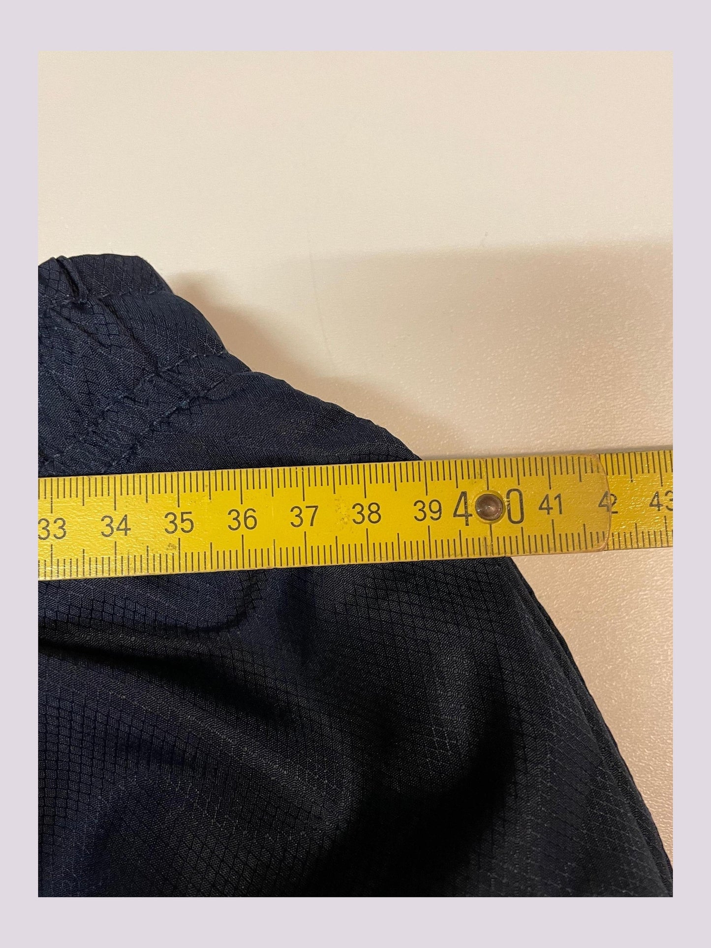 Entdecke unsere Vintage Track Pants von Nike und anderen Marken, erhältlich bei Valuxery.de - Dein Shop für trendige Vintage - Kleidung. Unsere Track Pants sind aus hochwertigen Materialien und