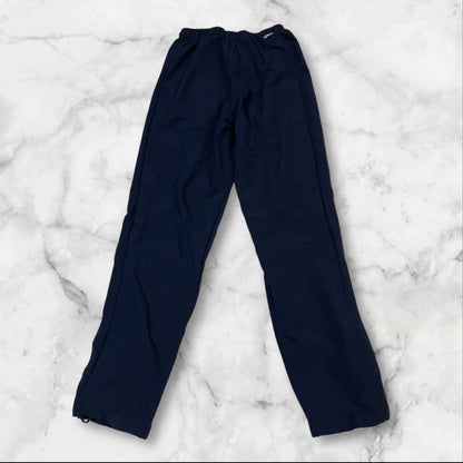 Entdecke unsere Vintage Track Pants von Nike und anderen Marken, erhältlich bei Valuxery.de - Dein Shop für trendige Vintage - Kleidung. Unsere Track Pants sind aus hochwertigen Materialien und