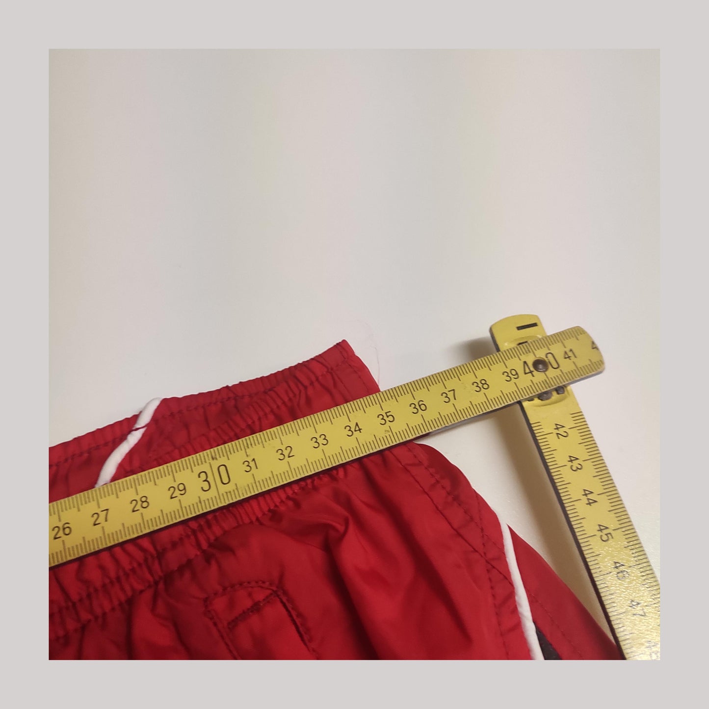 Entdecke unsere Vintage Track Pants von Nike und anderen Marken, erhältlich bei Valuxery.de - Dein Shop für trendige Vintage - Kleidung. Unsere Track Pants sind aus hochwertigen Materialien und