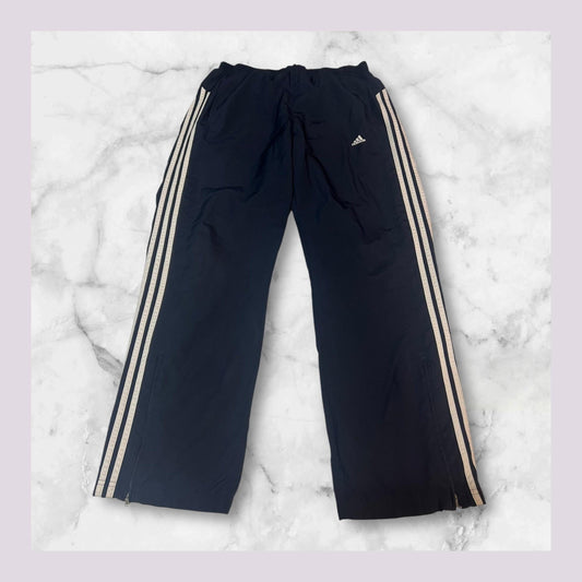 Entdecke unsere Vintage Track Pants von Nike und anderen Marken, erhältlich bei Valuxery.de - Dein Shop für trendige Vintage - Kleidung. Unsere Track Pants sind aus hochwertigen Materialien und