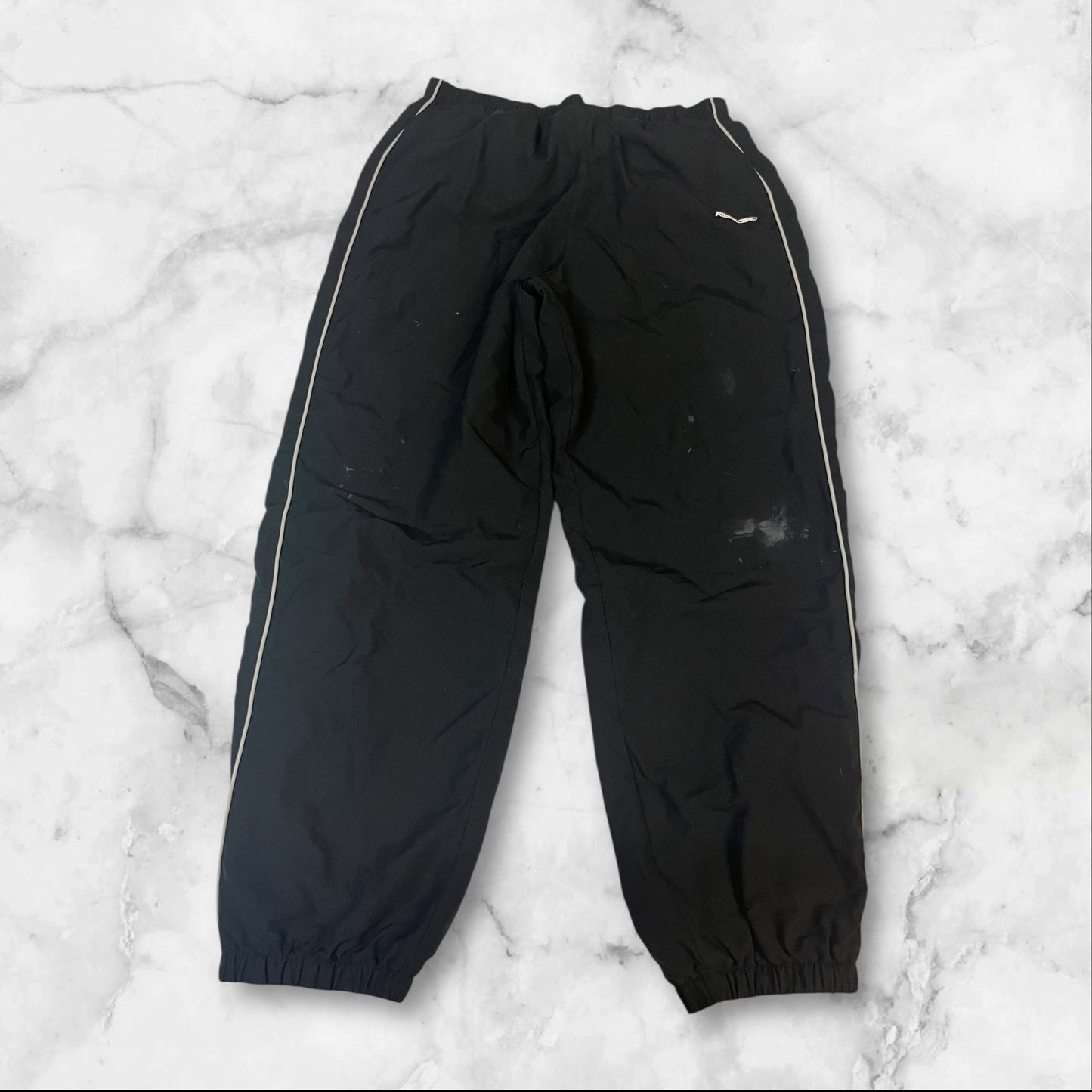 Entdecke unsere Vintage Track Pants von Nike und anderen Marken, erhältlich bei Valuxery.de - Dein Shop für trendige Vintage - Kleidung. Unsere Track Pants sind aus hochwertigen Materialien und