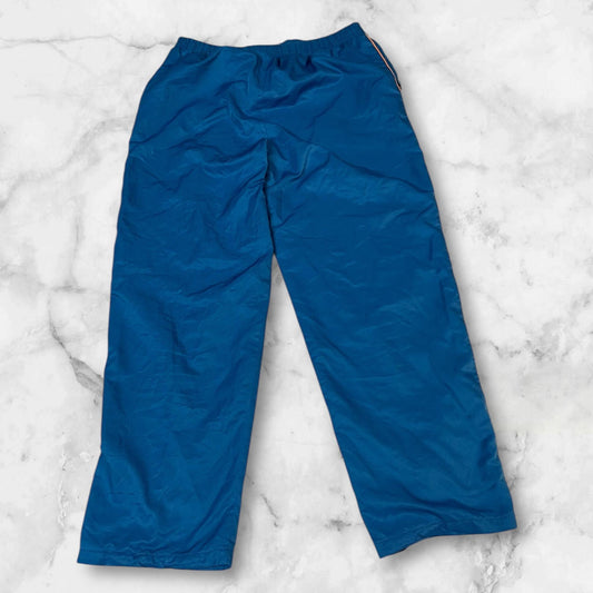 Entdecke unsere Vintage Track Pants von Nike und anderen Marken, erhältlich bei Valuxery.de - Dein Shop für trendige Vintage - Kleidung. Unsere Track Pants sind aus hochwertigen Materialien und