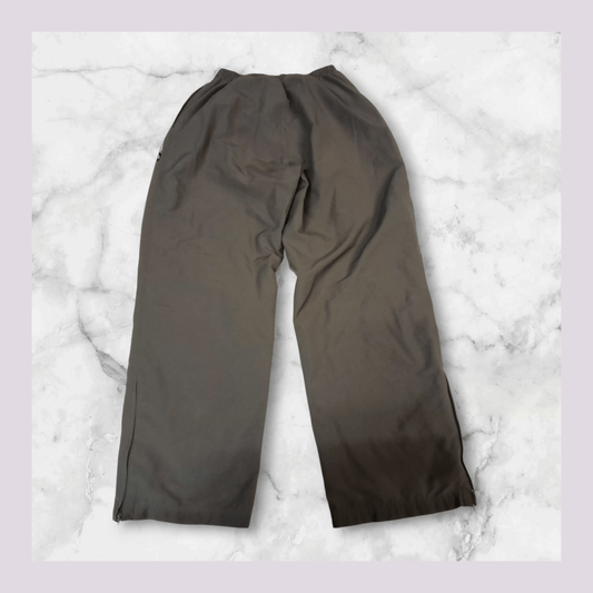 Entdecke unsere Vintage Track Pants von Nike und anderen Marken, erhältlich bei Valuxery.de - Dein Shop für trendige Vintage - Kleidung. Unsere Track Pants sind aus hochwertigen Materialien und
