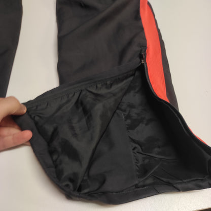 Entdecke unsere Vintage Track Pants von Nike und anderen Marken, erhältlich bei Valuxery.de - Dein Shop für trendige Vintage - Kleidung. Unsere Track Pants sind aus hochwertigen Materialien und