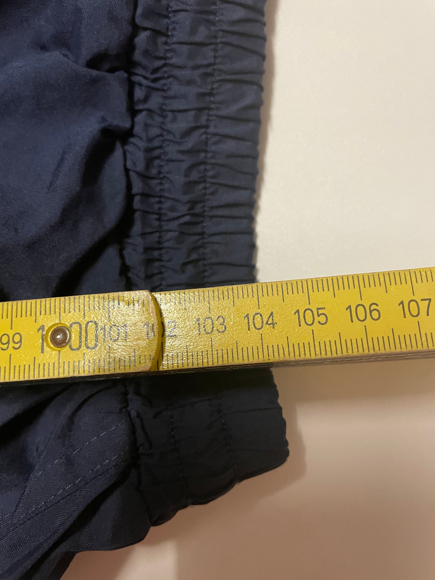 Entdecke unsere Vintage Track Pants von Nike und anderen Marken, erhältlich bei Valuxery.de - Dein Shop für trendige Vintage - Kleidung. Unsere Track Pants sind aus hochwertigen Materialien und