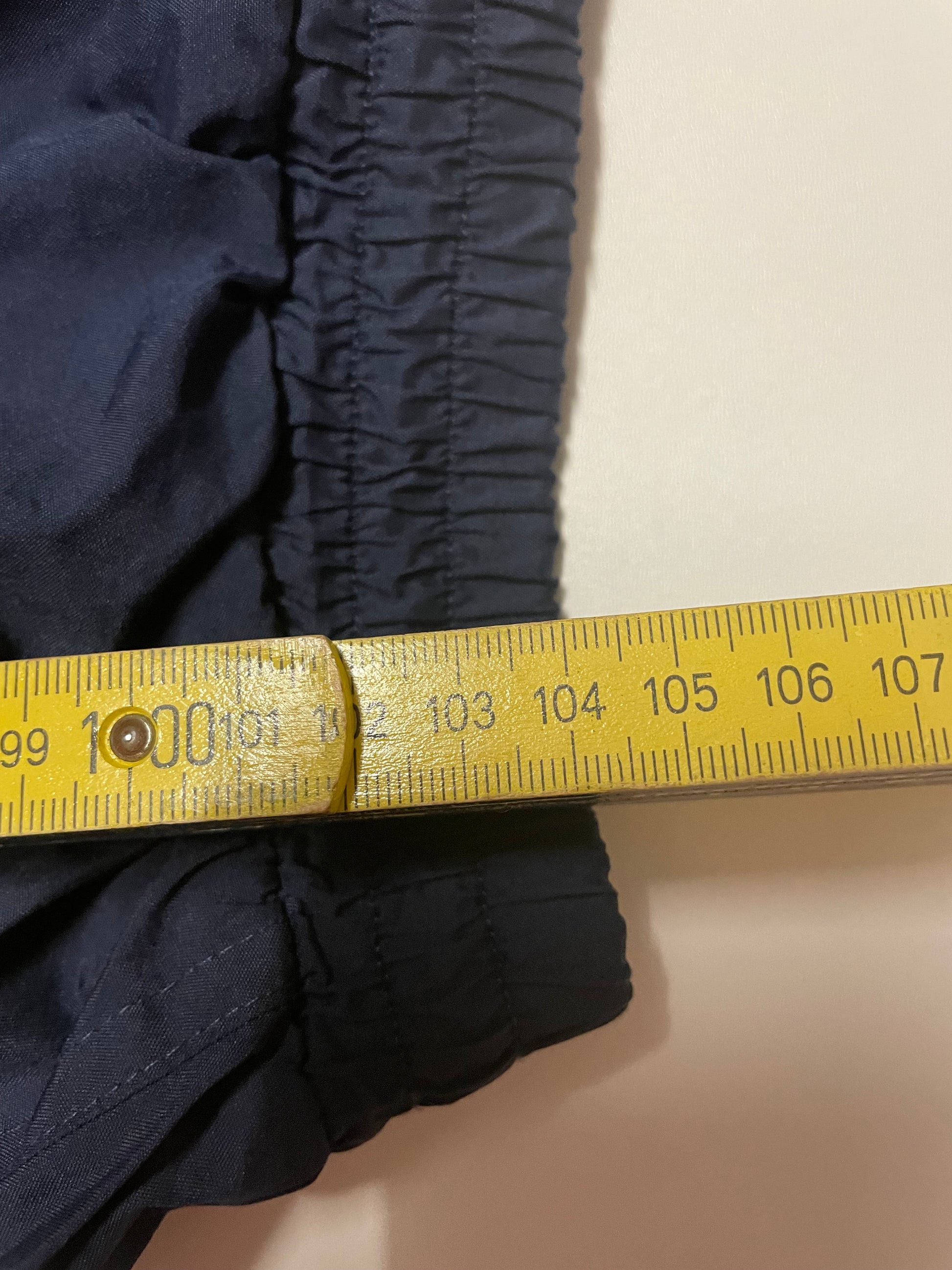 Entdecke unsere Vintage Track Pants von Nike und anderen Marken, erhältlich bei Valuxery.de - Dein Shop für trendige Vintage - Kleidung. Unsere Track Pants sind aus hochwertigen Materialien und