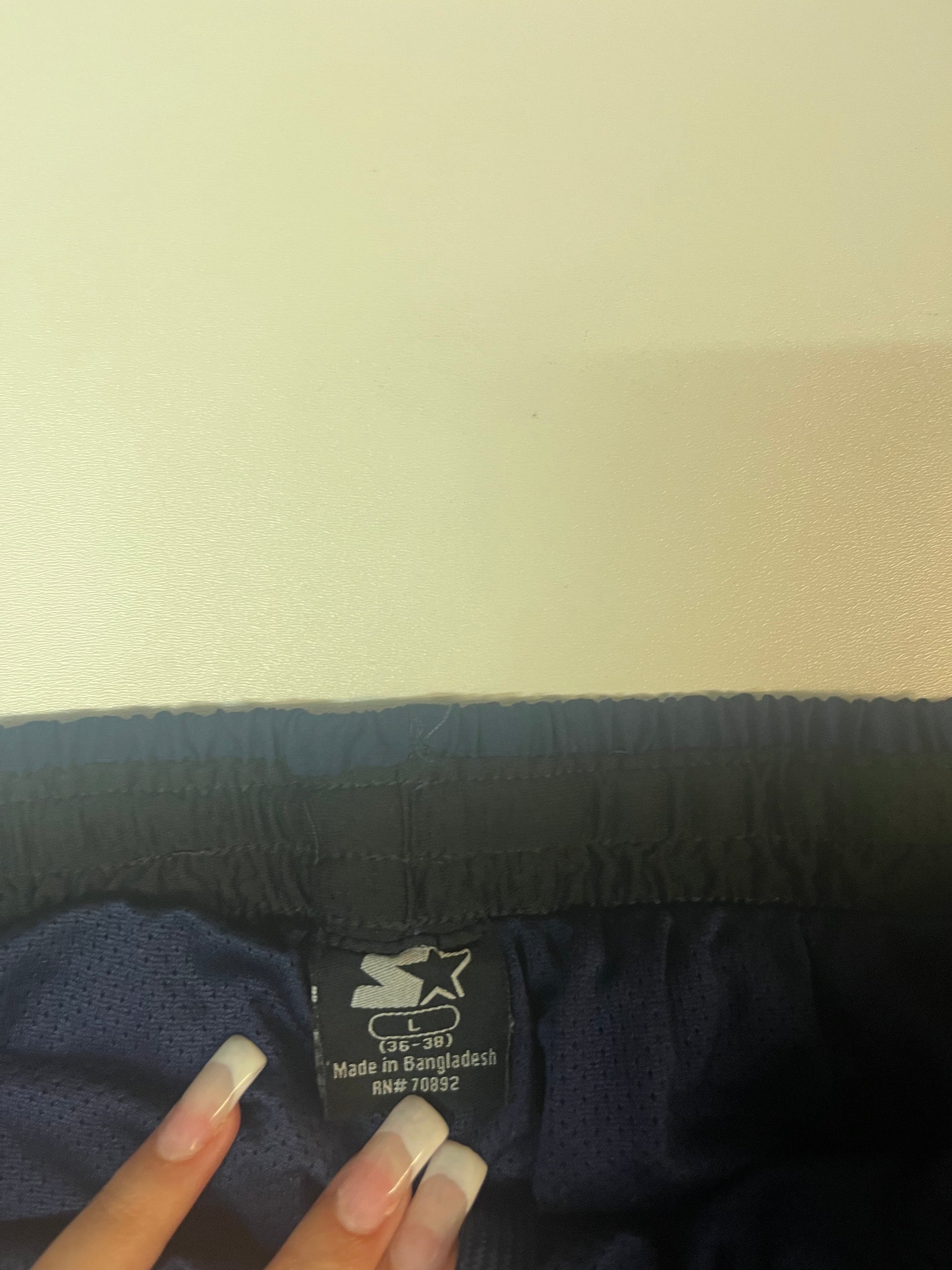 Entdecke unsere Vintage Track Pants von Nike und anderen Marken, erhältlich bei Valuxery.de - Dein Shop für trendige Vintage - Kleidung. Unsere Track Pants sind aus hochwertigen Materialien und