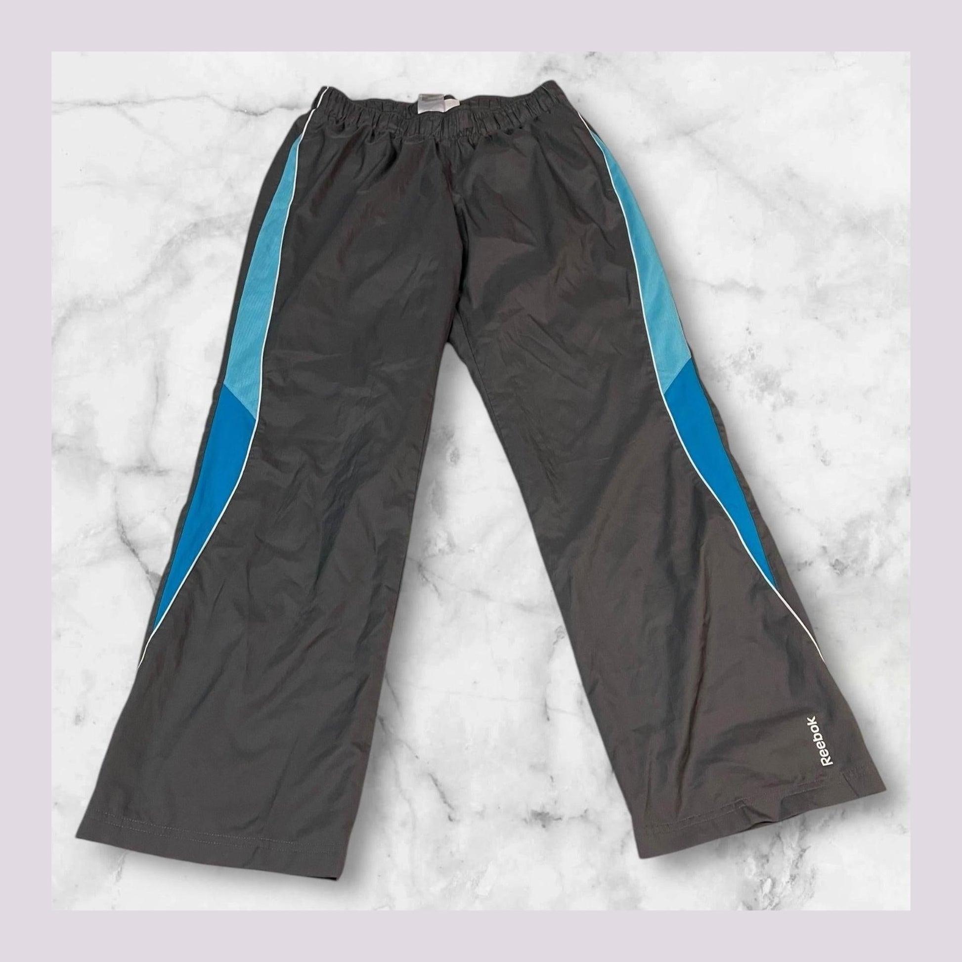 Entdecke unsere Vintage Track Pants von Nike und anderen Marken, erhältlich bei Valuxery.de - Dein Shop für trendige Vintage - Kleidung. Unsere Track Pants sind aus hochwertigen Materialien und