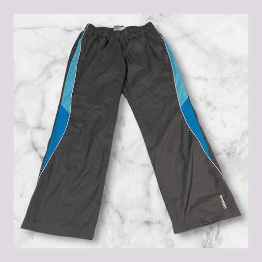 Entdecke unsere Vintage Track Pants von Nike und anderen Marken, erhältlich bei Valuxery.de - Dein Shop für trendige Vintage - Kleidung. Unsere Track Pants sind aus hochwertigen Materialien und