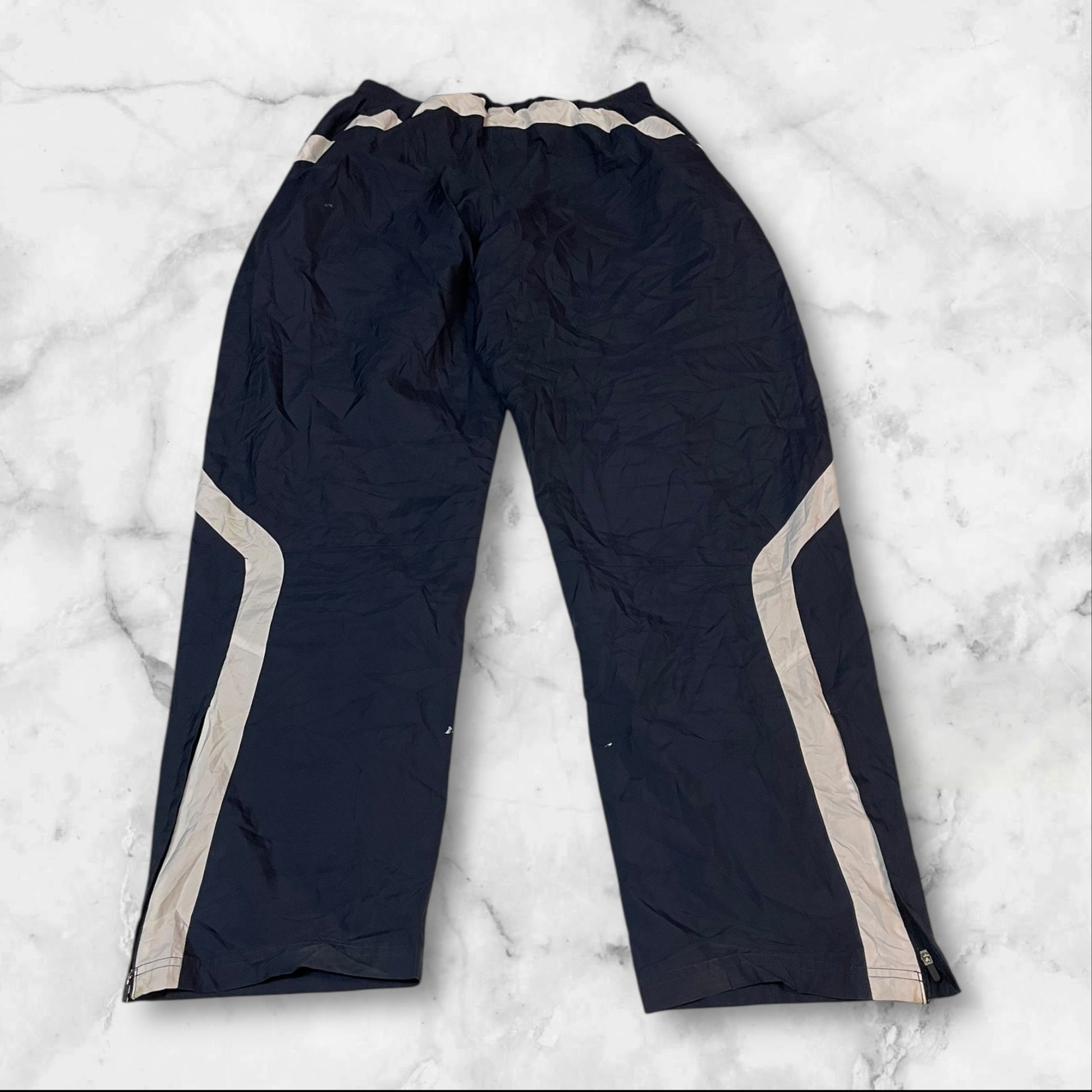 Entdecke unsere Vintage Track Pants von Nike und anderen Marken, erhältlich bei Valuxery.de - Dein Shop für trendige Vintage - Kleidung. Unsere Track Pants sind aus hochwertigen Materialien und