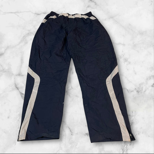 Entdecke unsere Vintage Track Pants von Nike und anderen Marken, erhältlich bei Valuxery.de - Dein Shop für trendige Vintage - Kleidung. Unsere Track Pants sind aus hochwertigen Materialien und
