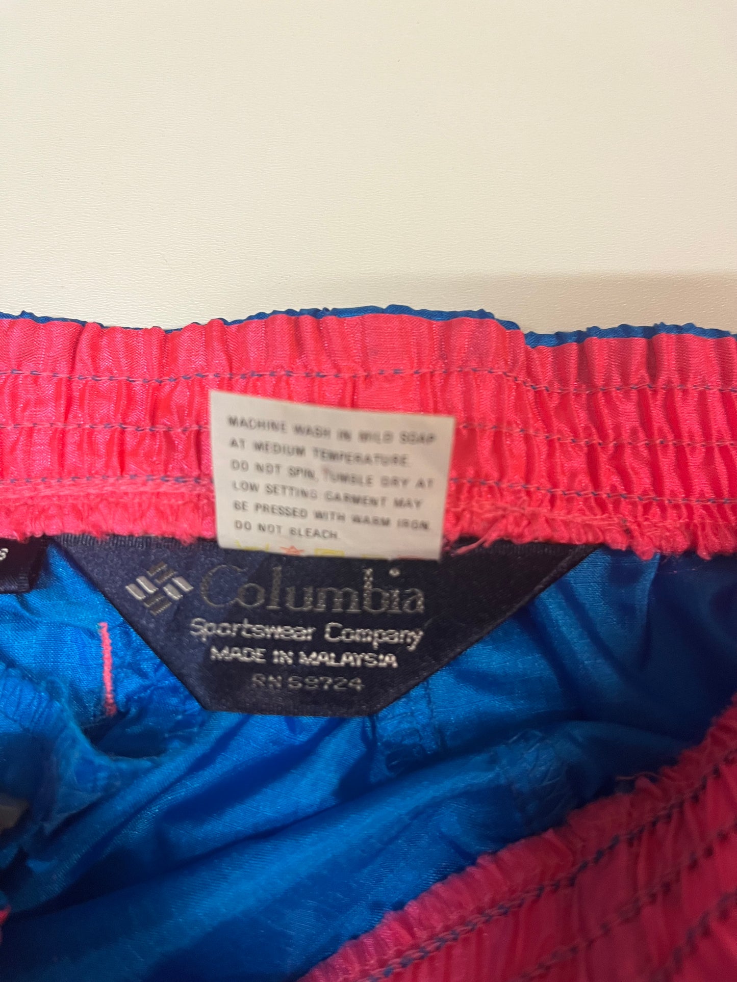 Entdecke unsere Vintage Track Pants von Nike und anderen Marken, erhältlich bei Valuxery.de - Dein Shop für trendige Vintage - Kleidung. Unsere Track Pants sind aus hochwertigen Materialien und