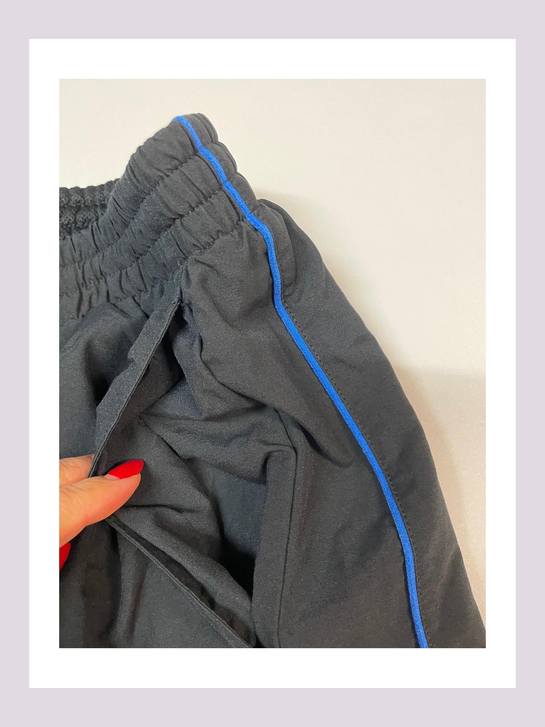 Entdecke unsere Vintage Track Pants von Nike und anderen Marken, erhältlich bei Valuxery.de - Dein Shop für trendige Vintage - Kleidung. Unsere Track Pants sind aus hochwertigen Materialien und