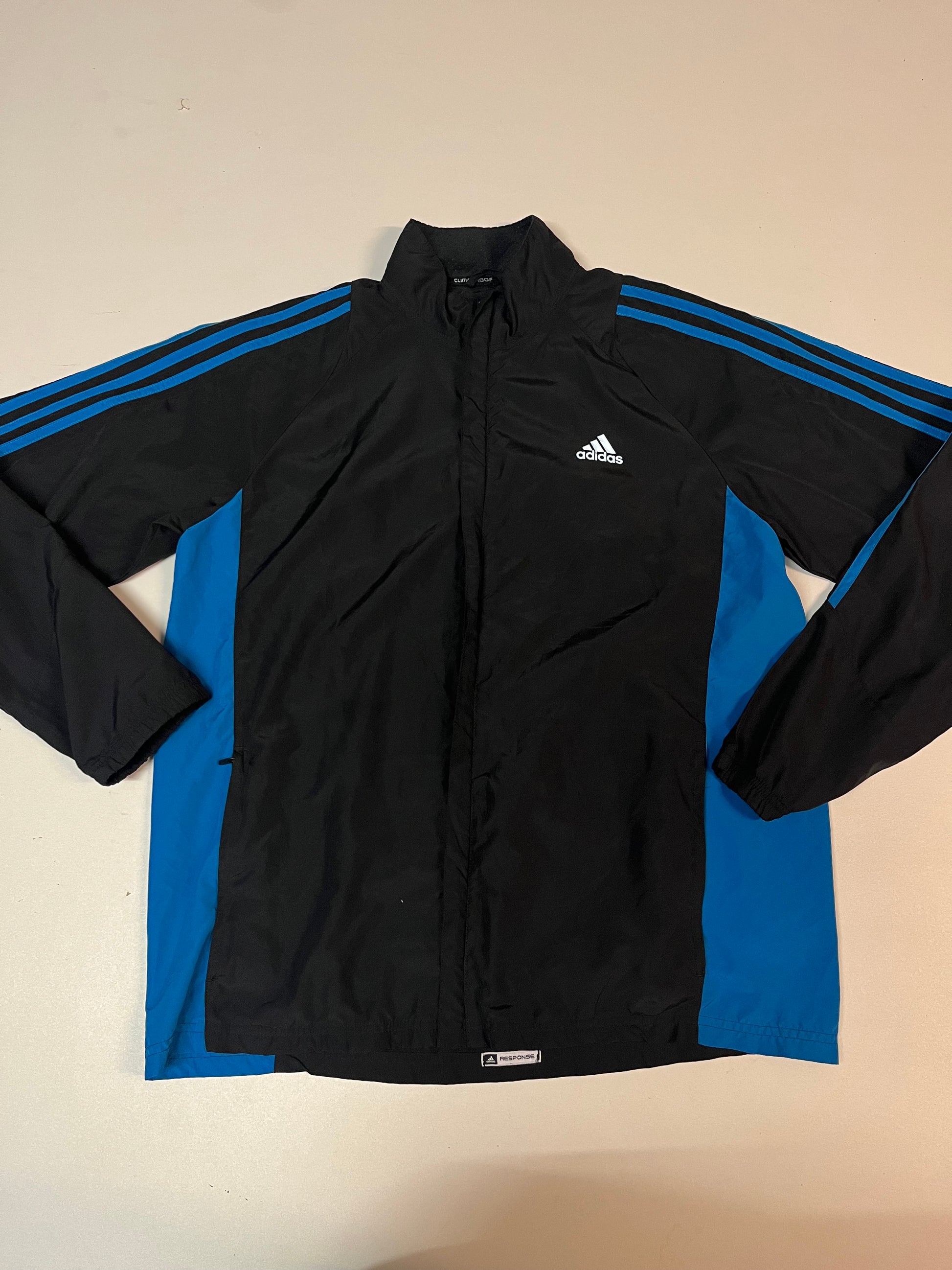 Entdecke unsere Vintage Track Pants von Nike und anderen Marken, erhältlich bei Valuxery.de - Dein Shop für trendige Vintage - Kleidung. Unsere Track Pants sind aus hochwertigen Materialien und