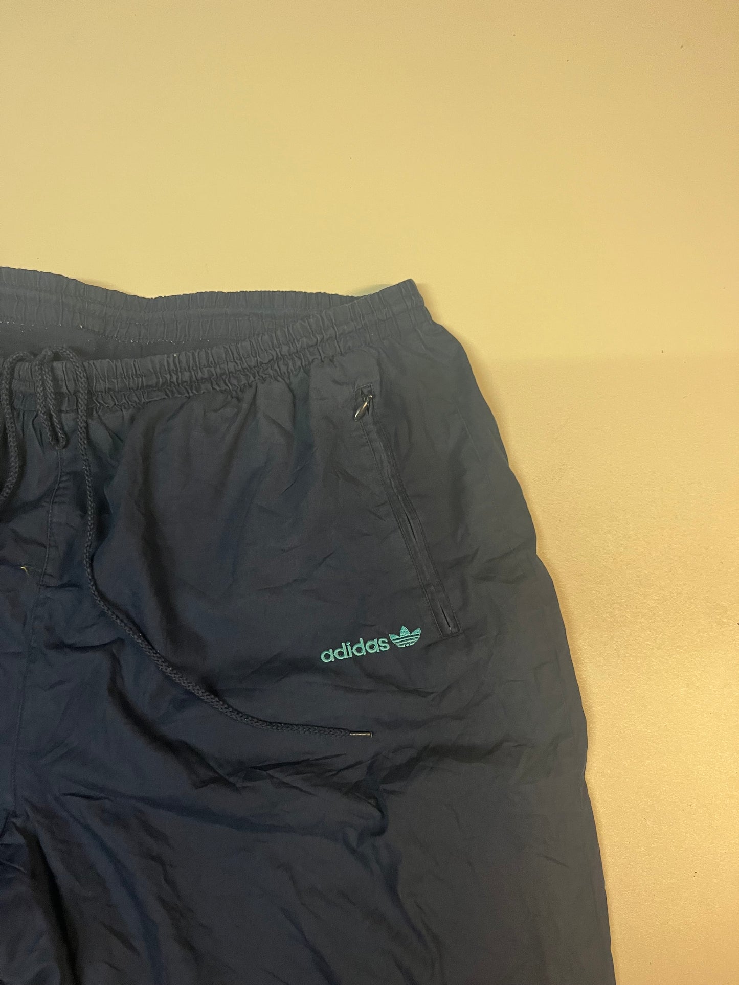 Entdecke unsere Vintage Track Pants von Nike und anderen Marken, erhältlich bei Valuxery.de - Dein Shop für trendige Vintage - Kleidung. Unsere Track Pants sind aus hochwertigen Materialien und