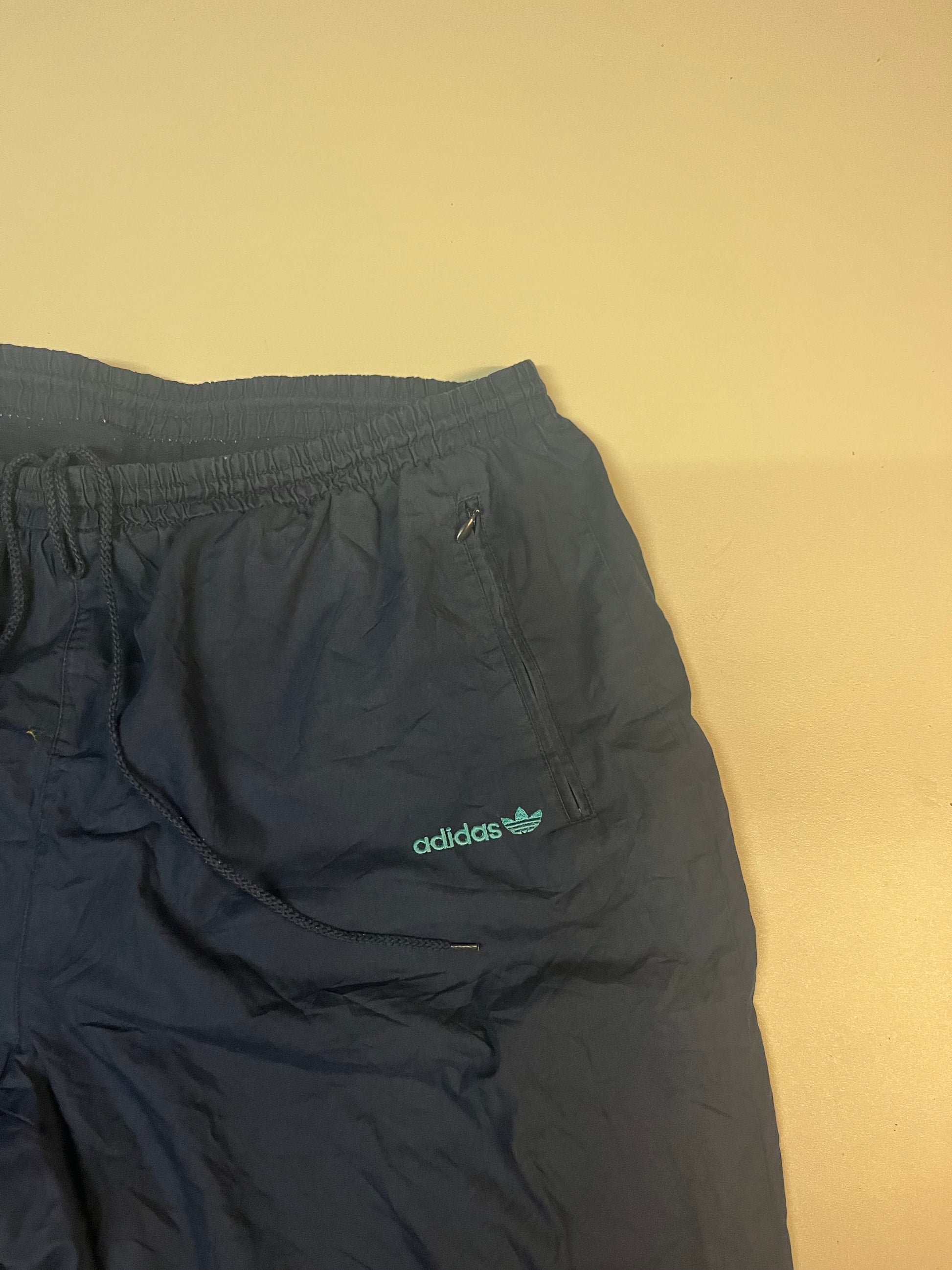 Entdecke unsere Vintage Track Pants von Nike und anderen Marken, erhältlich bei Valuxery.de - Dein Shop für trendige Vintage - Kleidung. Unsere Track Pants sind aus hochwertigen Materialien und