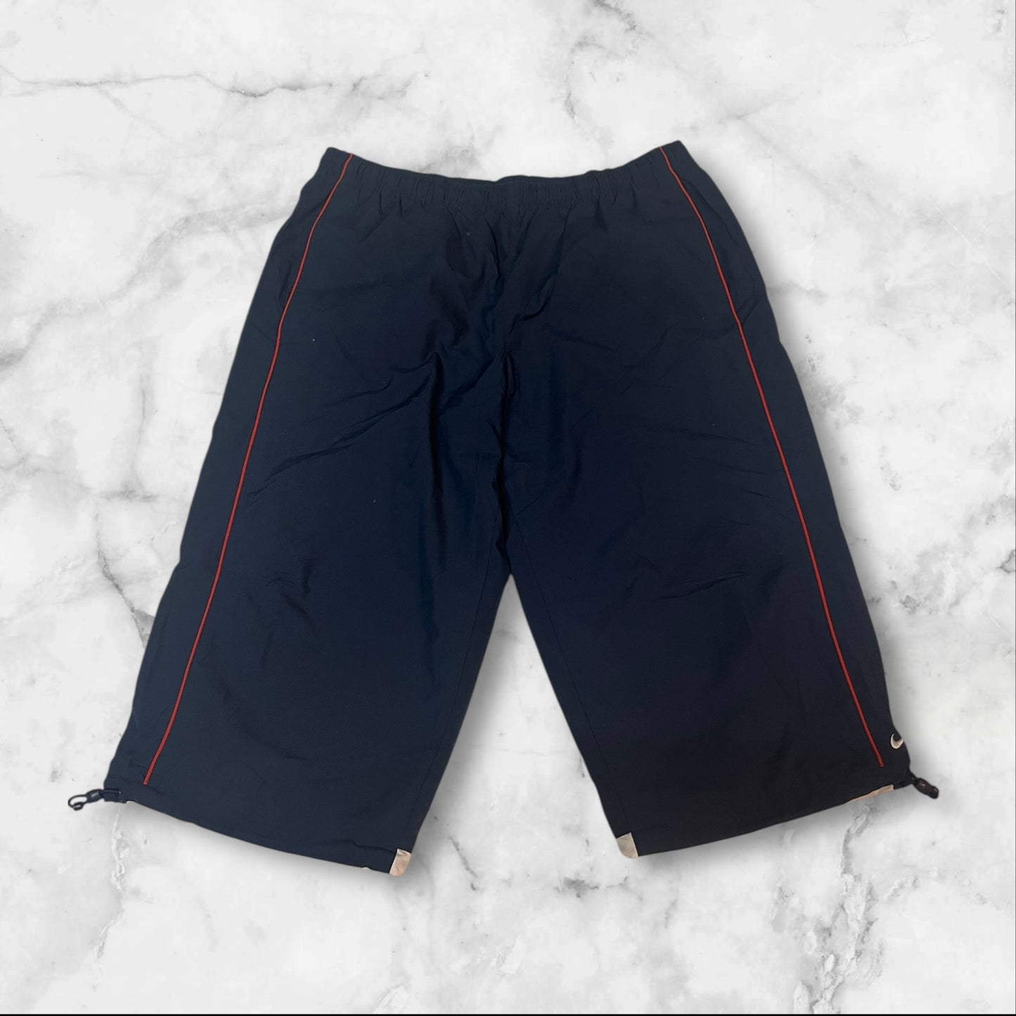 Entdecke unsere Vintage Track Pants von Nike und anderen Marken, erhältlich bei Valuxery.de - Dein Shop für trendige Vintage - Kleidung. Unsere Track Pants sind aus hochwertigen Materialien und