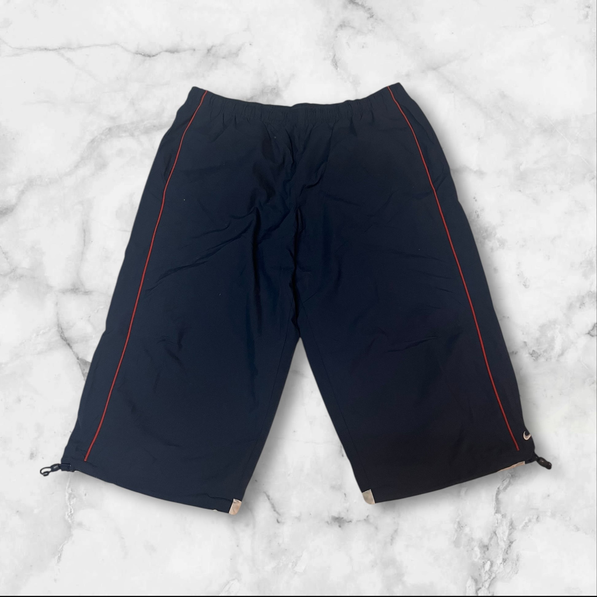 Entdecke unsere Vintage Track Pants von Nike und anderen Marken, erhältlich bei Valuxery.de - Dein Shop für trendige Vintage - Kleidung. Unsere Track Pants sind aus hochwertigen Materialien und