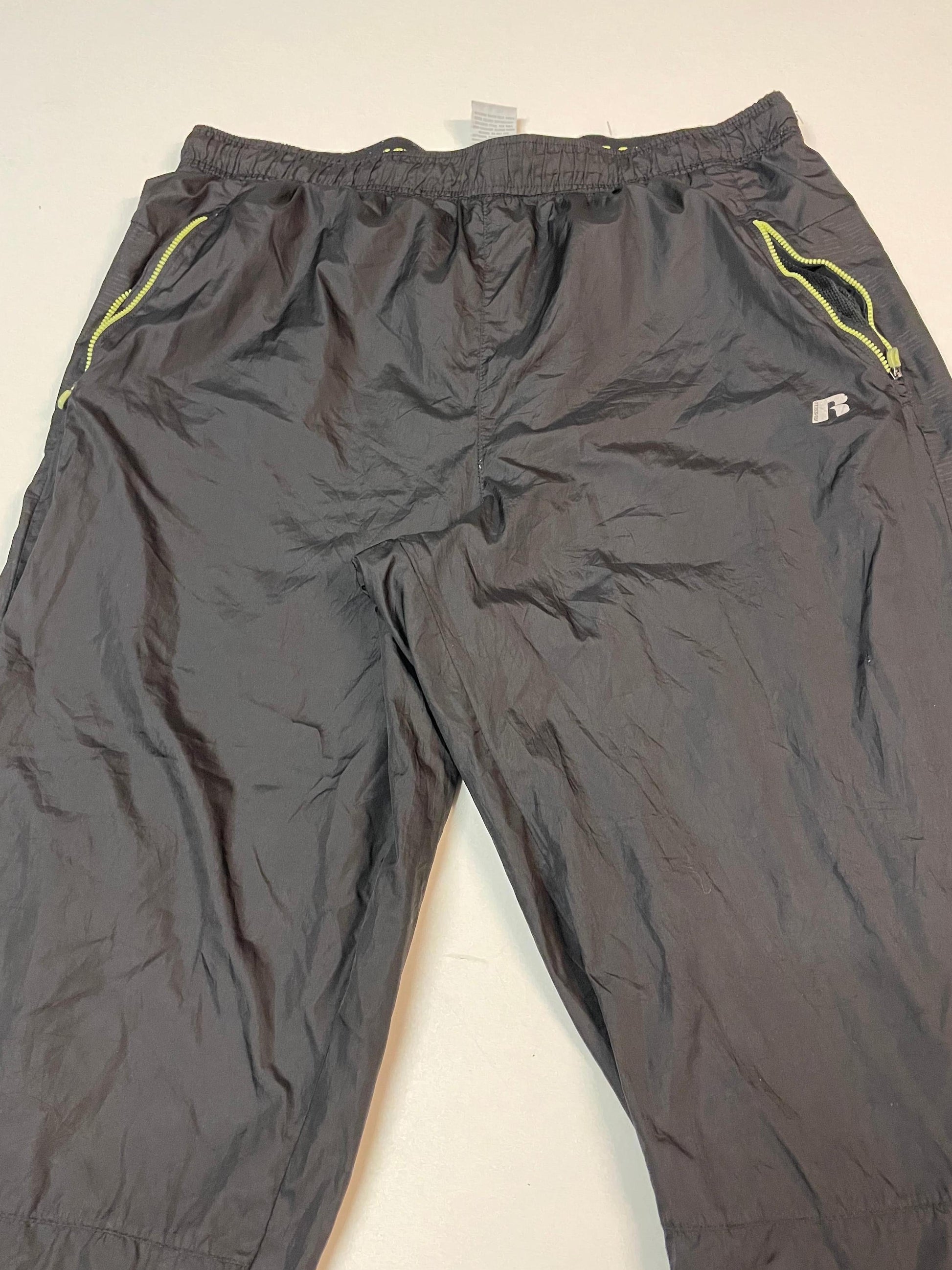 Entdecke unsere Vintage Track Pants von Nike und anderen Marken, erhältlich bei Valuxery.de - Dein Shop für trendige Vintage - Kleidung. Unsere Track Pants sind aus hochwertigen Materialien und