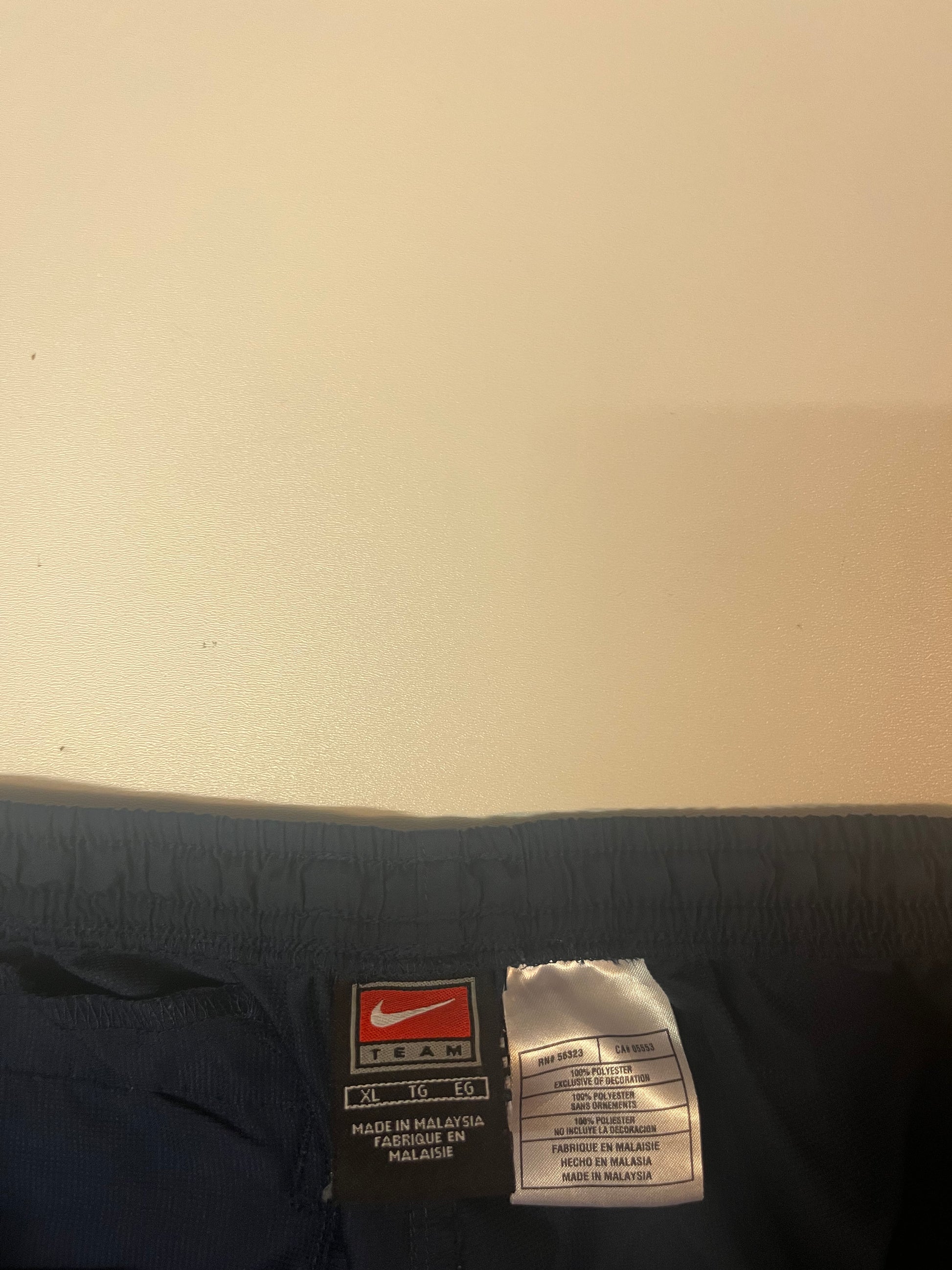 Entdecke unsere Vintage Track Pants von Nike und anderen Marken, erhältlich bei Valuxery.de - Dein Shop für trendige Vintage - Kleidung. Unsere Track Pants sind aus hochwertigen Materialien und