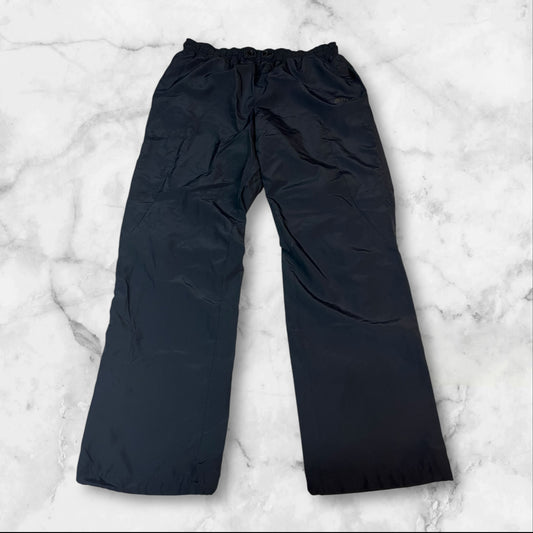 Entdecke unsere Vintage Track Pants von Nike und anderen Marken, erhältlich bei Valuxery.de - Dein Shop für trendige Vintage - Kleidung. Unsere Track Pants sind aus hochwertigen Materialien und