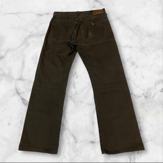 Entdecke unsere Vintage Track Pants von Nike und anderen Marken, erhältlich bei Valuxery.de - Dein Shop für trendige Vintage - Kleidung. Unsere Track Pants sind aus hochwertigen Materialien und