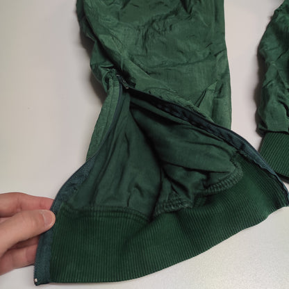 Entdecke unsere Vintage Track Pants von Nike und anderen Marken, erhältlich bei Valuxery.de - Dein Shop für trendige Vintage - Kleidung. Unsere Track Pants sind aus hochwertigen Materialien und