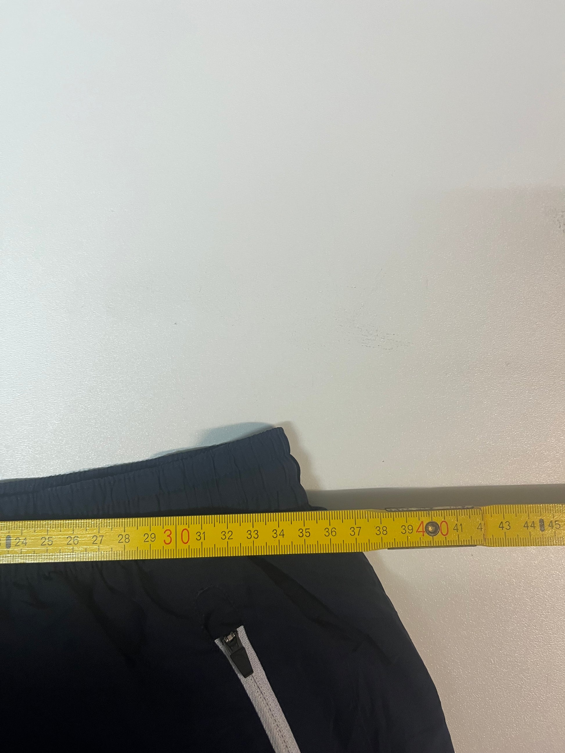 Entdecke unsere Vintage Track Pants von Nike und anderen Marken, erhältlich bei Valuxery.de - Dein Shop für trendige Vintage - Kleidung. Unsere Track Pants sind aus hochwertigen Materialien und