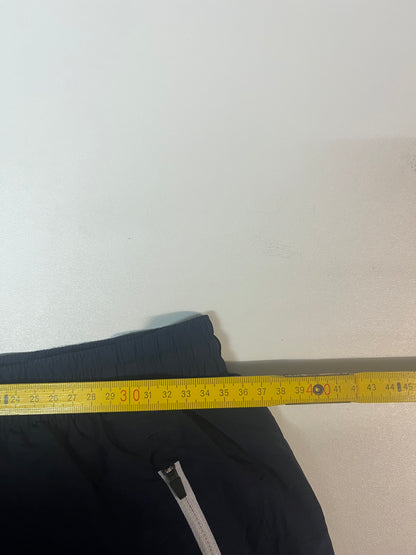 Entdecke unsere Vintage Track Pants von Nike und anderen Marken, erhältlich bei Valuxery.de - Dein Shop für trendige Vintage - Kleidung. Unsere Track Pants sind aus hochwertigen Materialien und