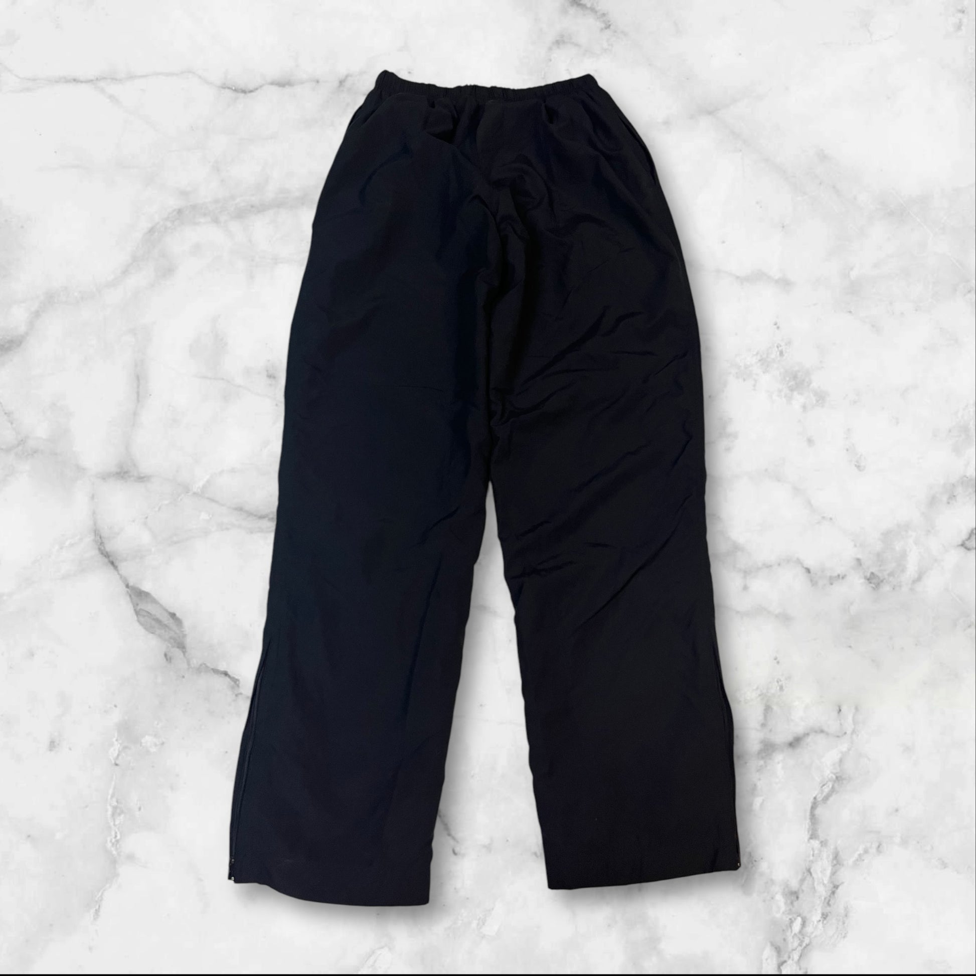 Entdecke unsere Vintage Track Pants von Nike und anderen Marken, erhältlich bei Valuxery.de - Dein Shop für trendige Vintage - Kleidung. Unsere Track Pants sind aus hochwertigen Materialien und
