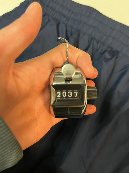 Entdecke unsere Vintage Track Pants von Nike und anderen Marken, erhältlich bei Valuxery.de - Dein Shop für trendige Vintage - Kleidung. Unsere Track Pants sind aus hochwertigen Materialien und